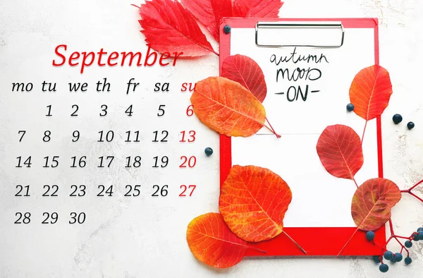 Belle composition d'automne avec calendrier sur fond clair — Photo