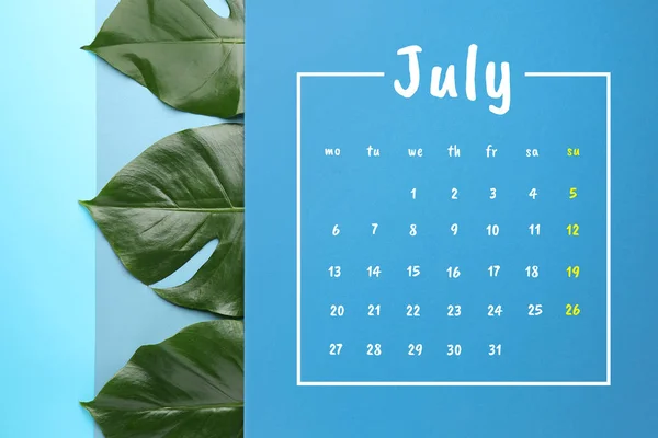 Foglie tropicali fresche e calendario su sfondo a colori — Foto Stock