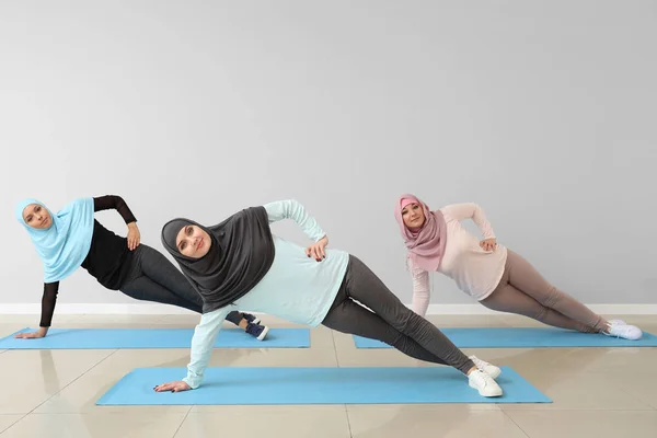 Sportieve moslimvrouwen die yoga beoefenen in de sportschool — Stockfoto
