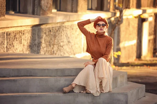 Портрет модної молодої жінки, що сидить на сходах на вулиці — стокове фото