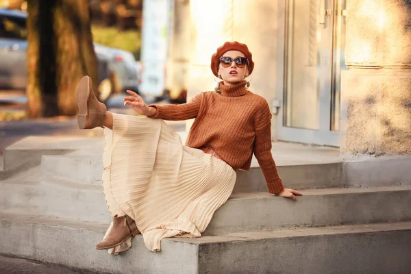Ritratto di giovane donna alla moda seduta su gradini all'aperto — Foto Stock