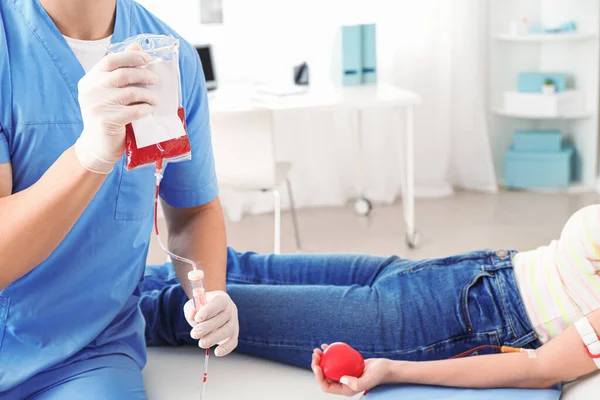 Mujer donando sangre en el hospital —  Fotos de Stock