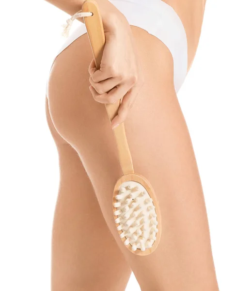 Mulher bonita com escova de massagem no fundo branco, close-up — Fotografia de Stock
