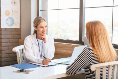 Modern klinikteki hasta ziyaretçisi.