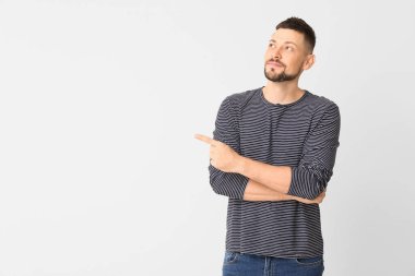 Hafif arka planda düşünceli bir adam. Seçim kavramı