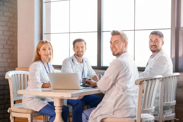 Médecins à une réunion dans une clinique moderne — Photo