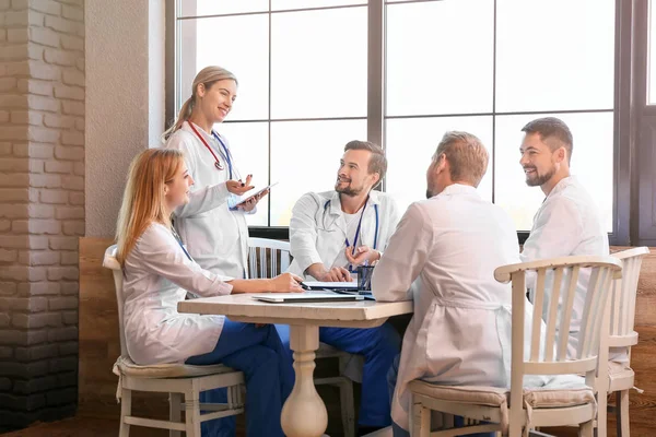 Médicos em reunião na clínica moderna — Fotografia de Stock