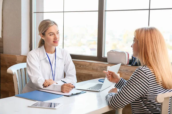 Patient médecin visiteur dans une clinique moderne — Photo