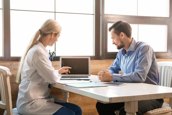 Patient visiting doctor in modern clinic — Stock Photo, Image