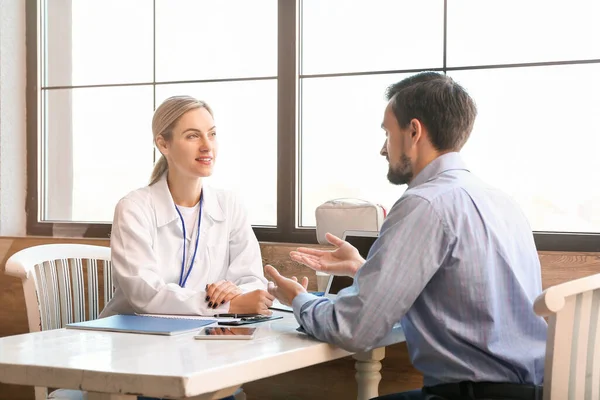 Patient visiting doctor in modern clinic — Stock Photo, Image