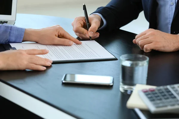 Bankmanager arbeitet mit Mann im Büro, Nahaufnahme — Stockfoto