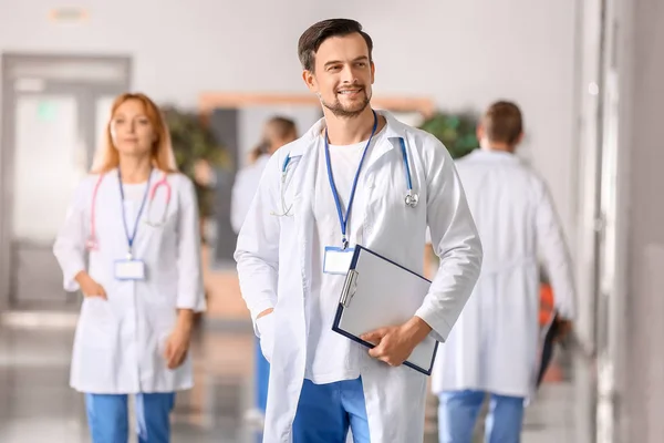 Porträt eines männlichen Arztes in einer modernen Klinik — Stockfoto