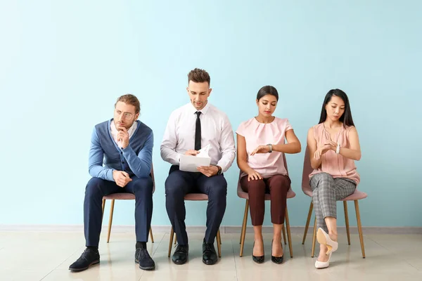 Jóvenes esperando entrevista de trabajo en interiores —  Fotos de Stock