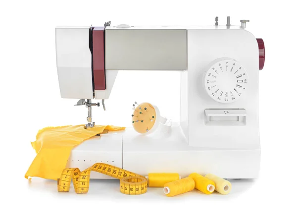 Máquina de coser con suministros sobre fondo blanco — Foto de Stock