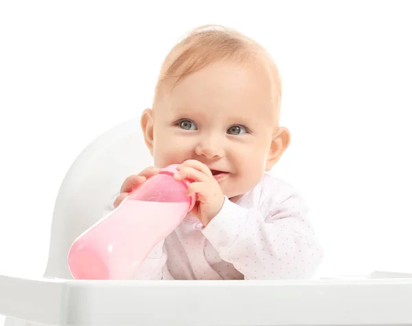 Bebé con biberón de leche sentado en trona sobre fondo blanco — Foto de Stock