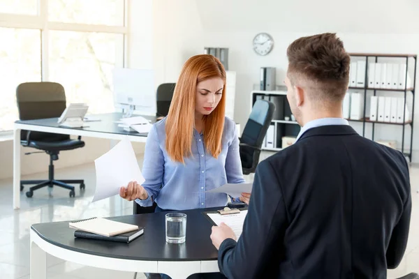 Gerente de banco trabalhando com mulher descontente no escritório — Fotografia de Stock