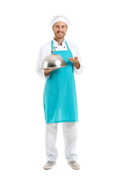 Schöner männlicher Koch mit Tablett und Cloche auf weißem Hintergrund — Stockfoto