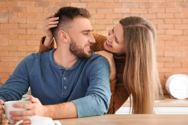 Feliz pareja joven en la cocina — Foto de Stock