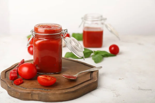 Frasco com molho de tomate no fundo branco — Fotografia de Stock