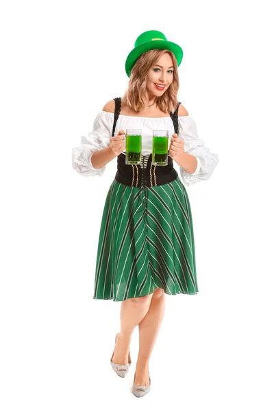 Hermosa joven con cerveza sobre fondo blanco. Celebración del Día de San Patricio —  Fotos de Stock