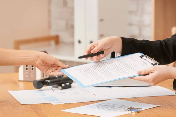 Immobilienmakler arbeitet mit Klient im Büro — Stockfoto