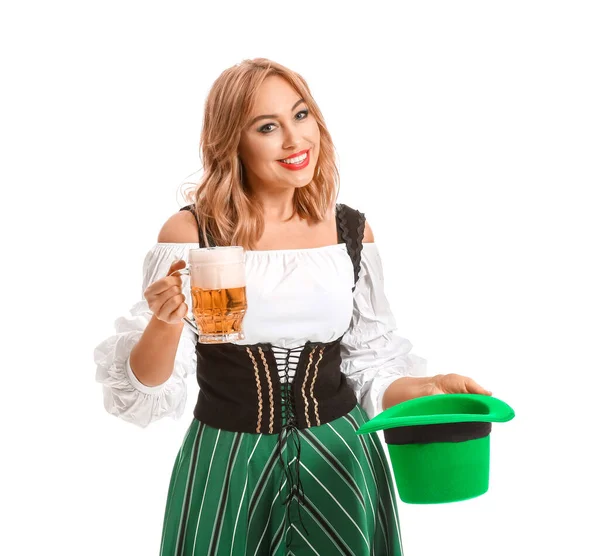 Mooie jonge vrouw met bier op witte achtergrond. St. Patrick 's Day viering — Stockfoto