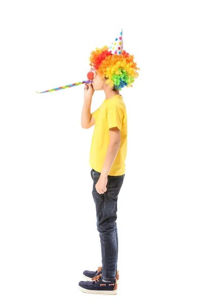 Kleiner Junge in lustiger Verkleidung und mit Party-Trillerpfeife auf weißem Hintergrund. Aprilscherz-Fest — Stockfoto