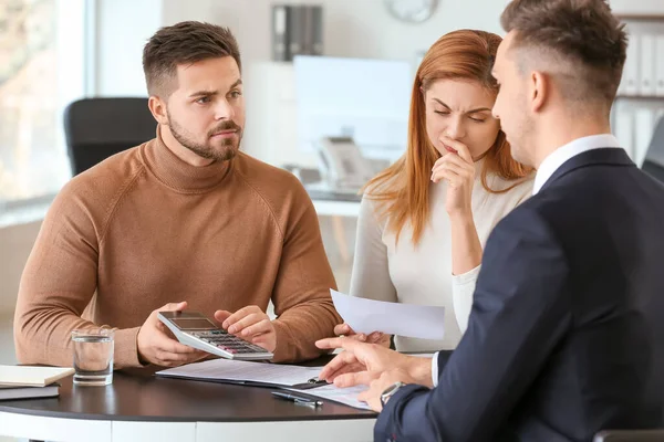 Gerente de banco trabalhando com clientes descontentes no escritório — Fotografia de Stock