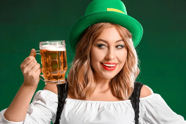 Belle jeune femme avec de la bière sur fond de couleur. Célébration de la Saint Patrick — Photo