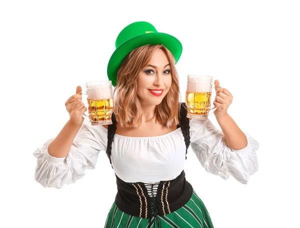 Schöne junge Frau mit Bier auf weißem Hintergrund. St. Patrick 's Day Feier — Stockfoto