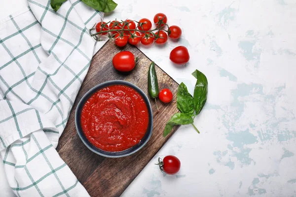 Schaal met tomatensaus op witte achtergrond — Stockfoto