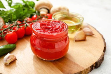 Masada domates soslu kavanoz.