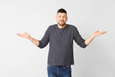 Arka planda yardıma muhtaç bir adam var. Seçim kavramı