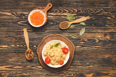 Lezzetli pilav ve tavuklu kase.