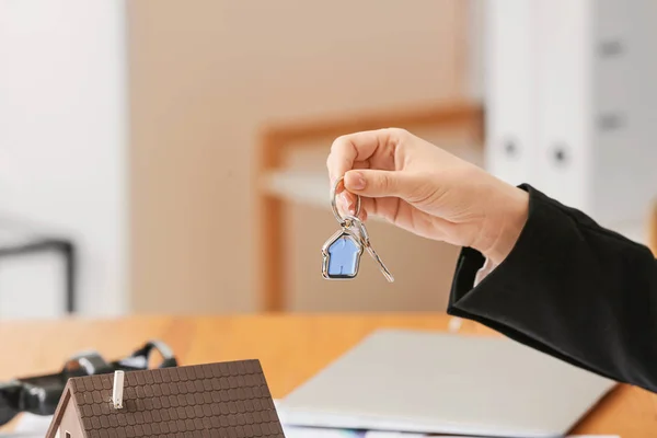 Agente imobiliário com chave no escritório — Fotografia de Stock