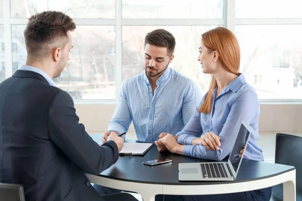 Bank manager working with clients in office — Stock Photo, Image