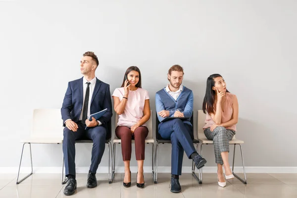 Jóvenes esperando entrevista de trabajo en interiores —  Fotos de Stock