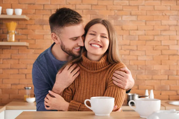 Glückliches junges Paar in der Küche — Stockfoto