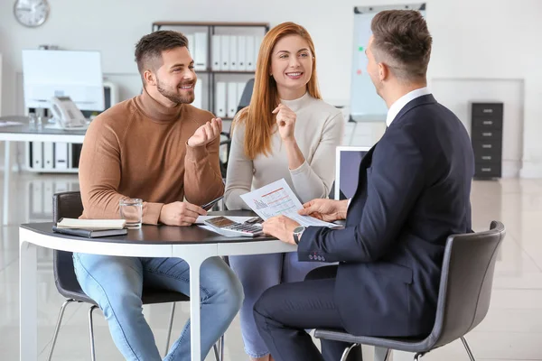 Gerente de banco trabajando con clientes en la oficina — Foto de Stock