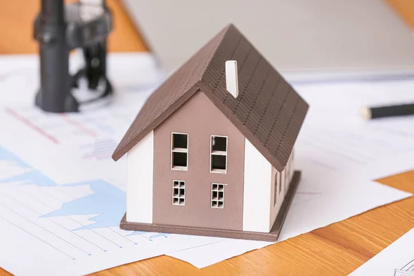 Modell des Hauses auf dem Tisch des Immobilienmaklers. Konzept für den Kauf neuer Immobilien — Stockfoto