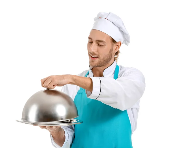 Schöner männlicher Koch mit Tablett und Cloche auf weißem Hintergrund — Stockfoto