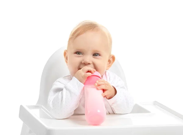 Bébé avec biberon de lait assis en chaise haute sur fond blanc — Photo