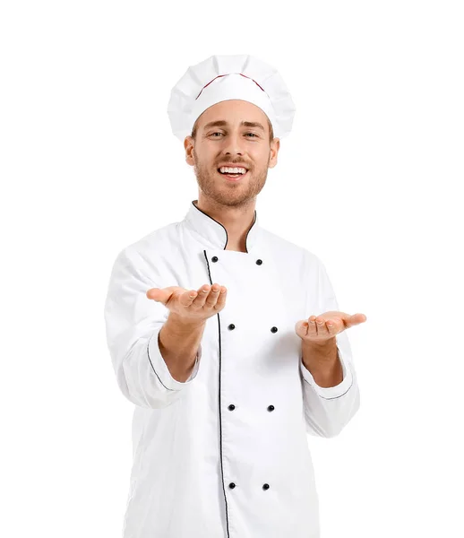 Knappe mannelijke chef-kok die iets op witte achtergrond toont — Stockfoto