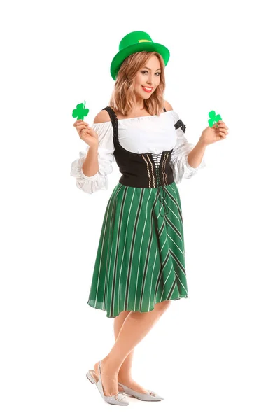 Belle jeune femme avec trèfle en papier sur fond blanc. Célébration de la Saint Patrick — Photo