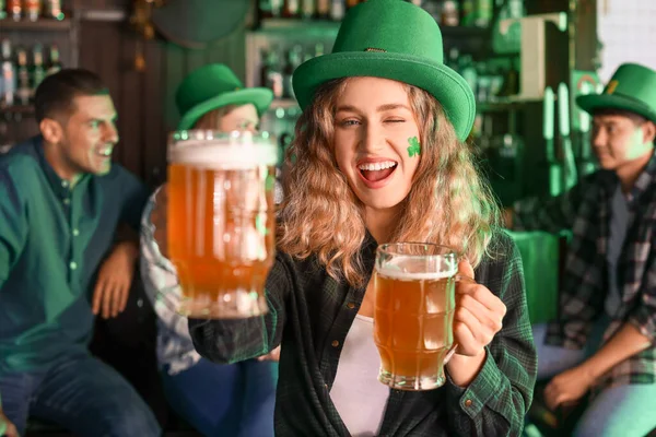 Jeune femme avec de la bière célébrant la Saint-Patrick au pub — Photo