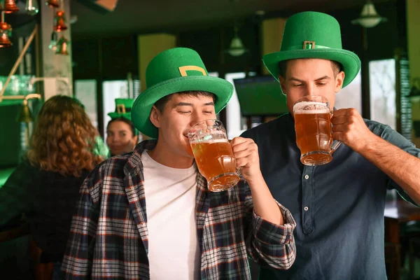 Jonge vrienden met bier vieren St. Patrick 's Day in pub — Stockfoto