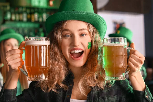 Junge Frau mit Bier feiert Patrick 's Day in der Kneipe — Stockfoto