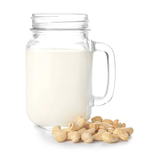 Egy üveg kesudiós tej dióval fehér alapon — Stock Fotó