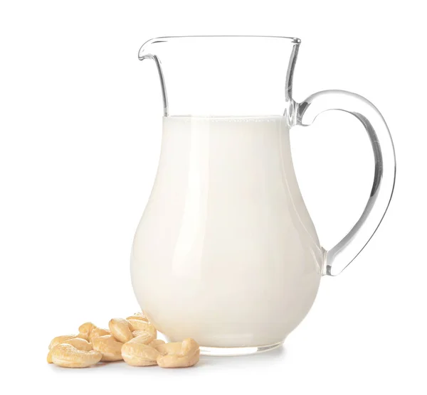 Jarro de leite de caju fresco no fundo branco — Fotografia de Stock
