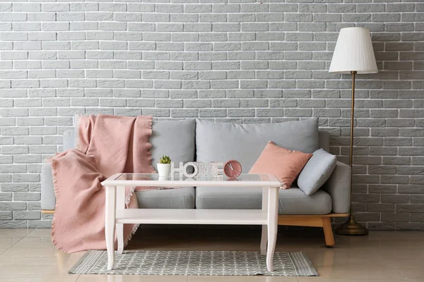 Belső tér modern szoba kényelmes kanapéval és asztallal — Stock Fotó